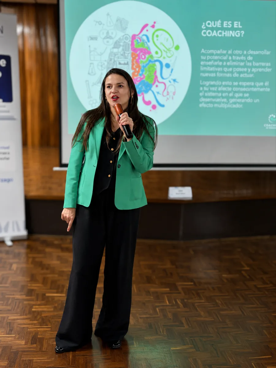 Facilitadora explicando el modelo de coaching durante una sesión