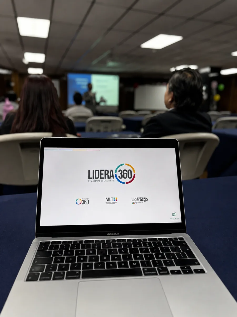 Computadora con presentación de Lidera 360 durante una capacitación