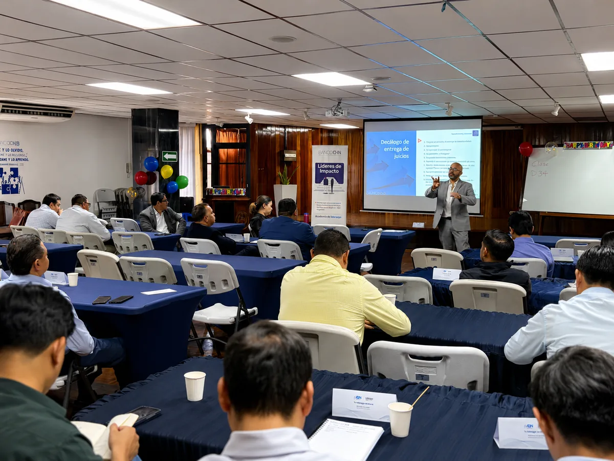 Sesión presencial de liderazgo transformacional con participantes en sala