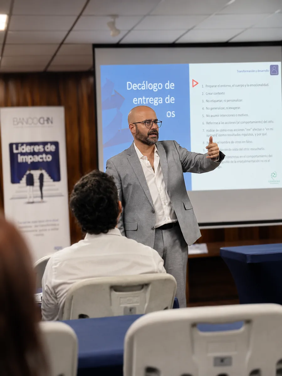 Facilitador presentando el decálogo de entrega de juicios